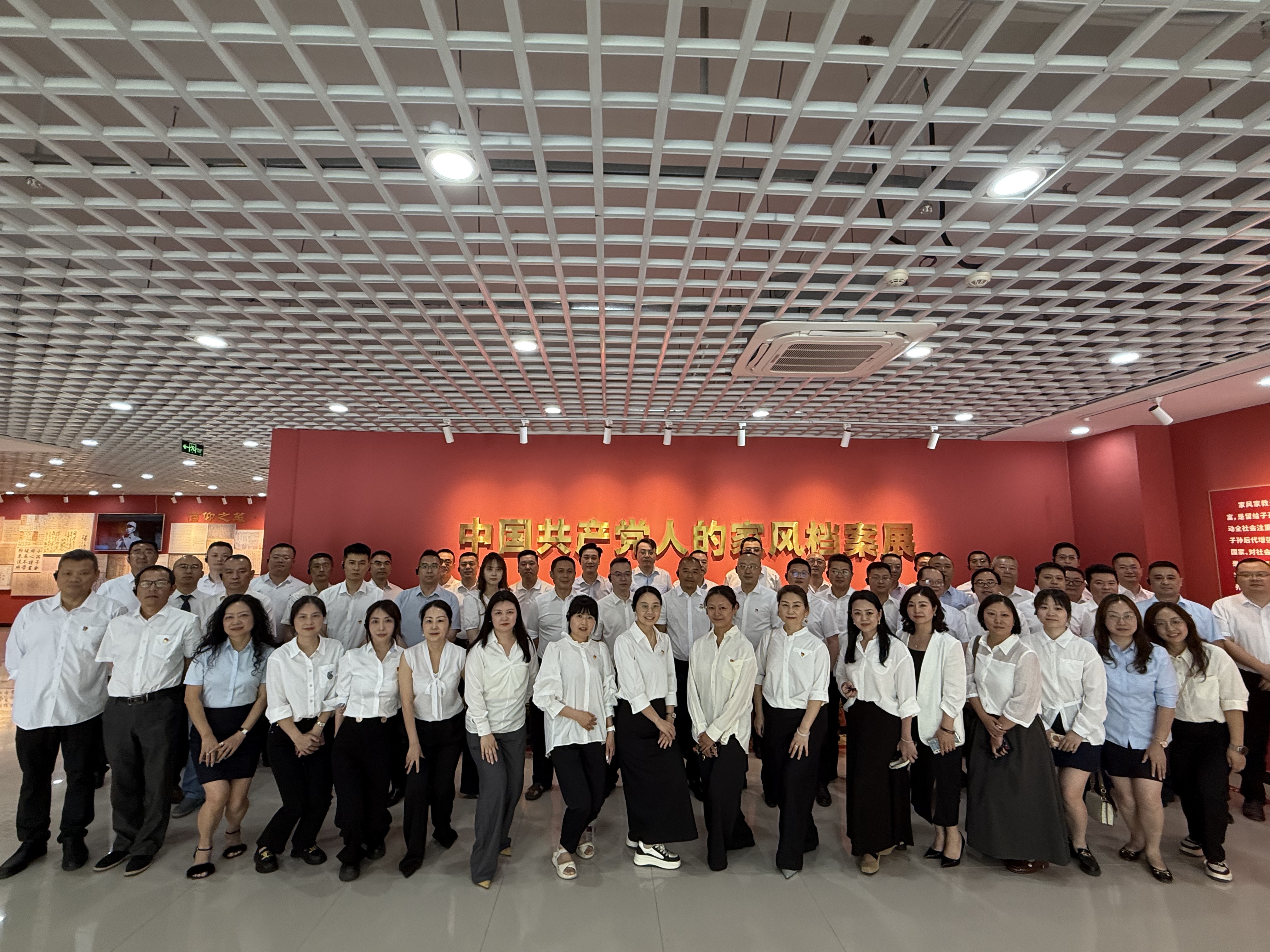 南充市保險(xiǎn)行業(yè)協(xié)會(huì)組織行業(yè)負(fù)責(zé)人參觀(guān)“中國(guó)共產(chǎn)黨人的家風(fēng)檔案展”